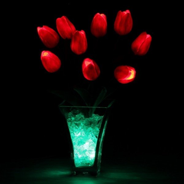 Светильник Светодиодные цветы LED JOY — красные тюльпаны с зелёной подсветкой вазы