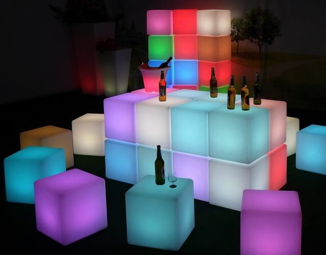 Купить светящиеся LED кубы 40 см с аккумулятором для проведения праздников и барной мебели ✨ LED Forms