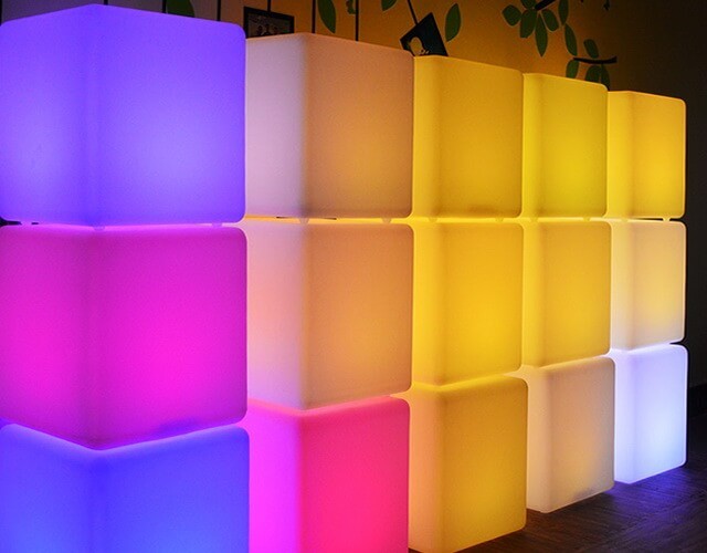 Купить беспроводные световые LED кубы 50 см из антивандального пластика в интернет магазине ✨ LED Forms