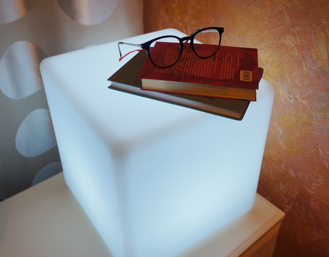Купить настольный светящийся LED куб 30 см с прочным антивандальным корпусом в интернет-магазине ✨ LED Forms