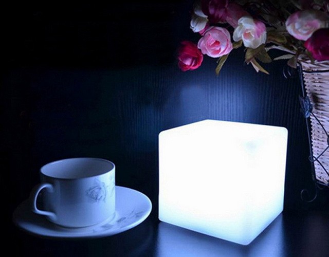 Купить настольный пластиковый декоративный светильник LED куб 20 см в интернет магазине ✨ LED Forms
