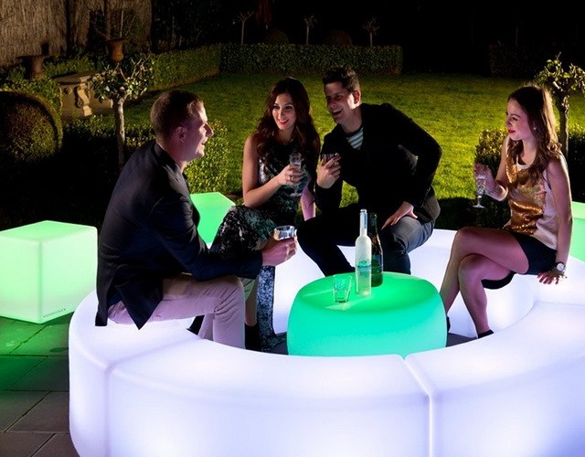 Купить светящиеся скамейки и лавочки из пластика со светодиодной RGB подсветкой ✨ LED Forms