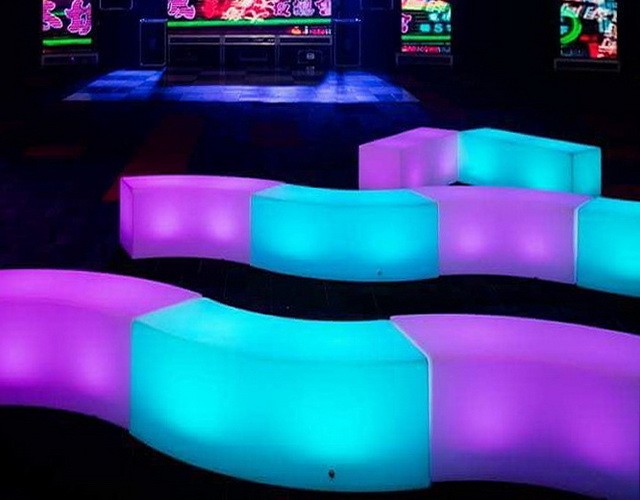 Купить световые скамейки Змейка со светодиодной RGB подсветкой оптом с доставкой по Москве и России ✨ LED Forms