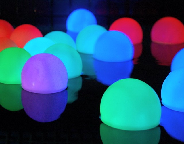 Купить плавающие беспроводные светильники шары с аккумулятором для бассейна, озера или пруда ✨ LED Forms