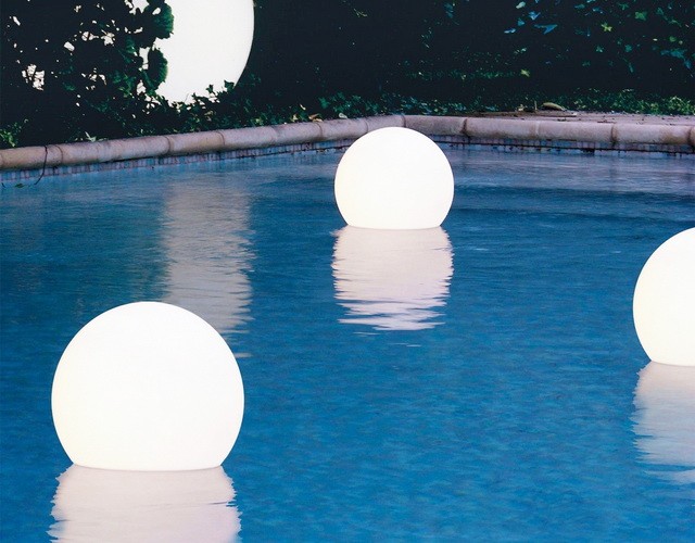 Купить световые шары для подсветки бассейна, садового пруда или озера ✨ LED Forms