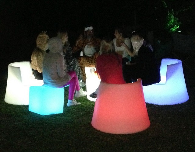 Купить беспроводные светящиеся стулья и столы для пикника на природе ✨ LED Forms