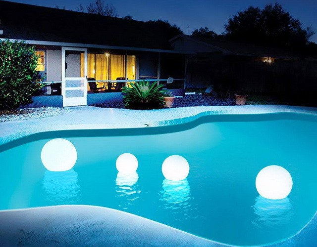 Плавающий LED-шар: стильное украшение для бассейна